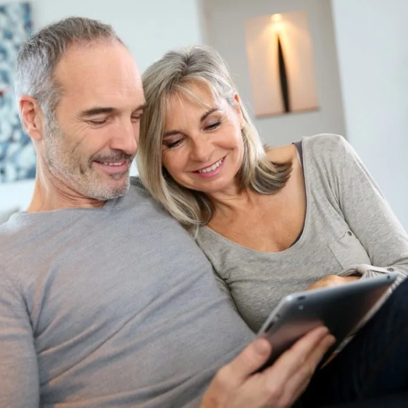 couple-recherche-tablette